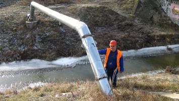 Cserháti Lajos a Pándzsa csőhidat ellenőrzi