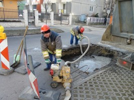 Vingler Károly a szivattyúnál, mögötte Szalai Sándor