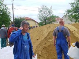 Védekezés Gönyűn