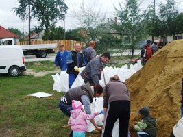 Homokzsákolás Gönyűn
