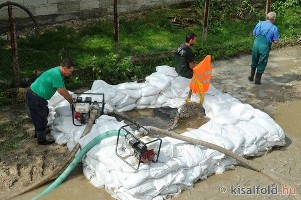 Szivattyúzás a csatornából Mecséren