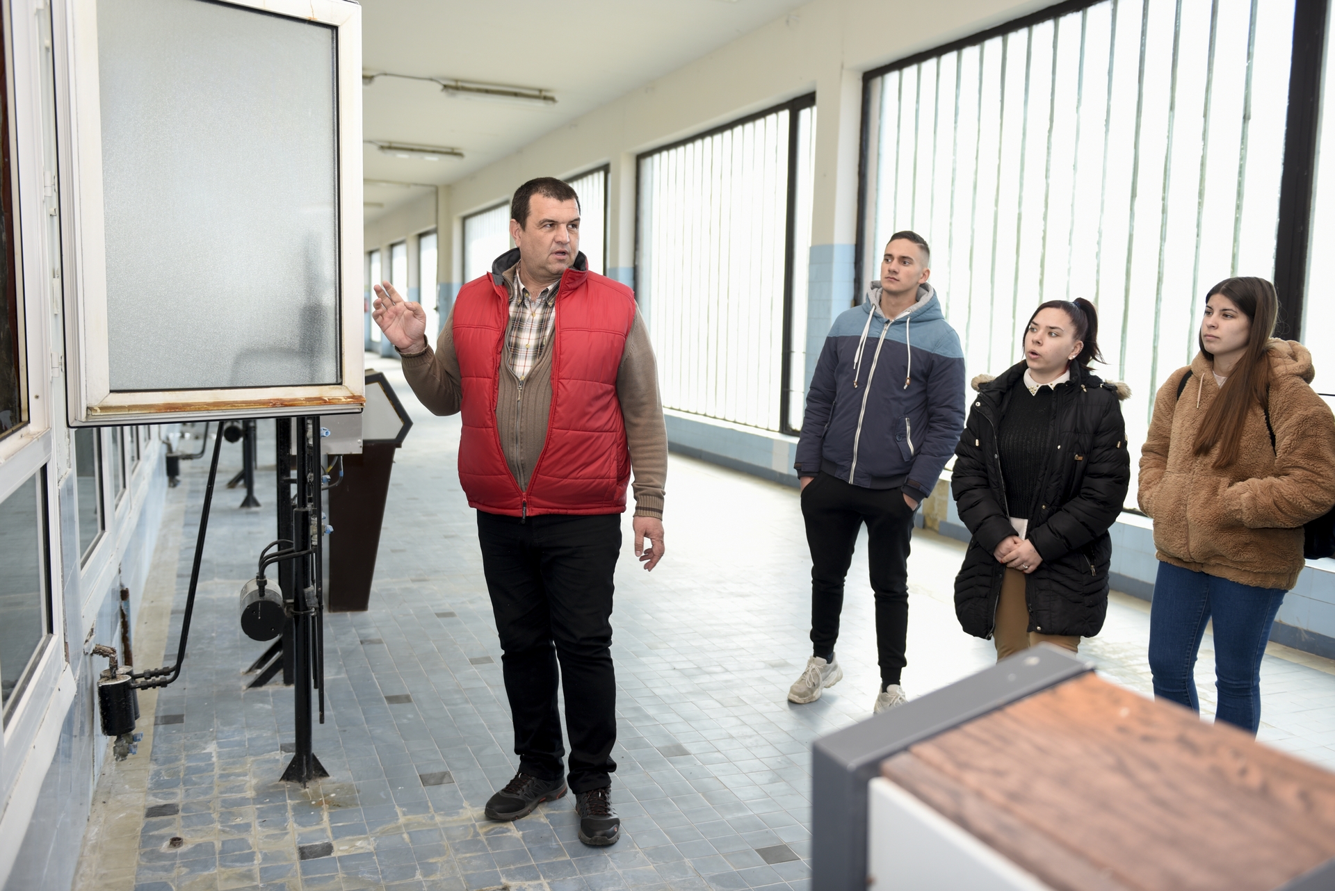 Érdeklődő diákok figyelik a bemutatót