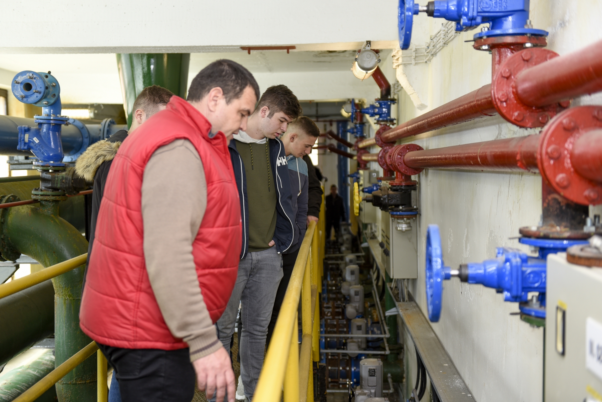 Látogatók a hídon