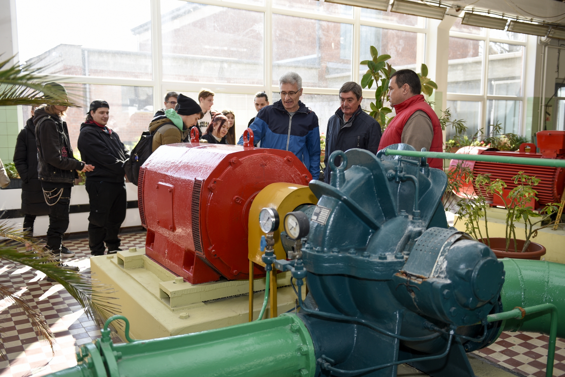 Látogatók egy szivattyút tanulmányoznak