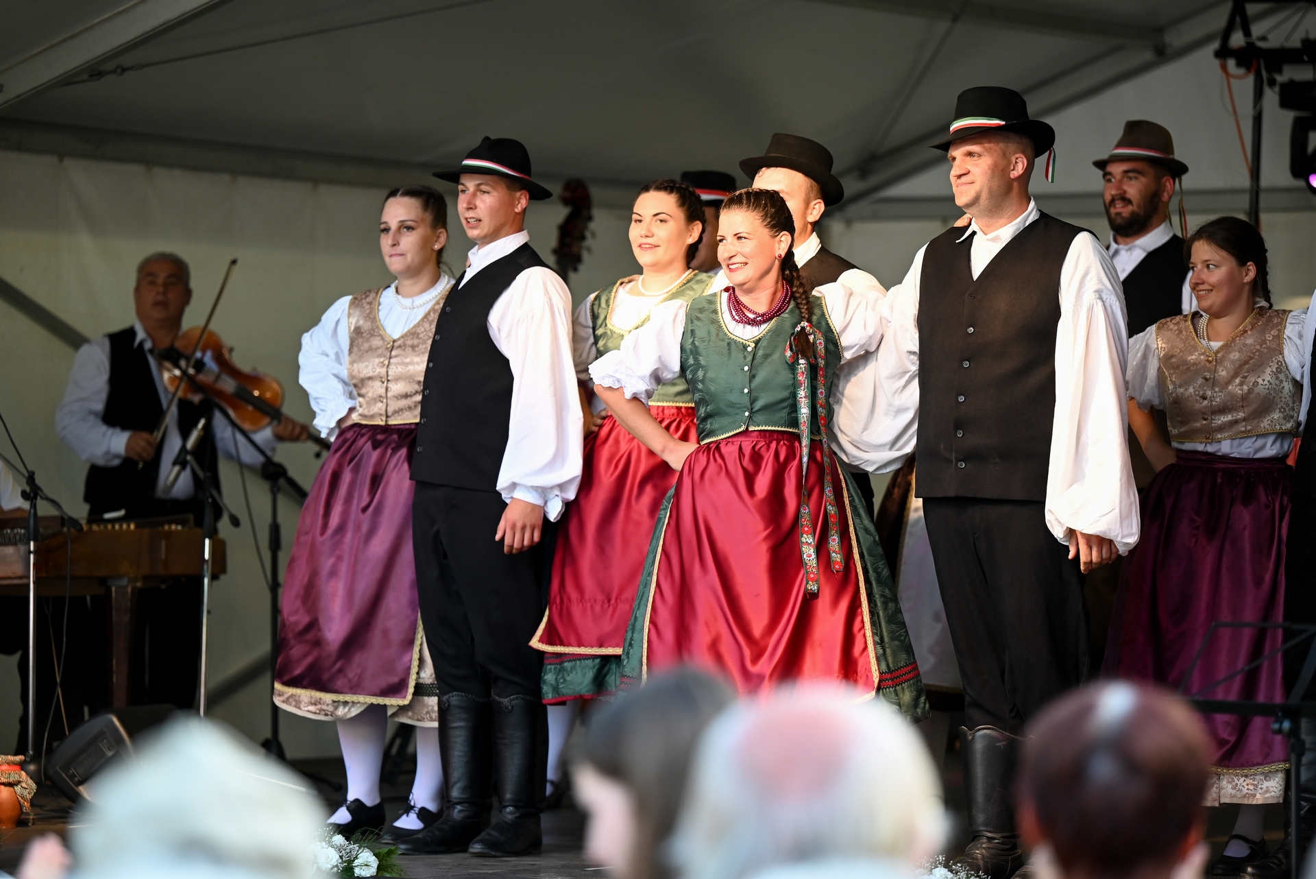 Néptáncosok fellépés előtt