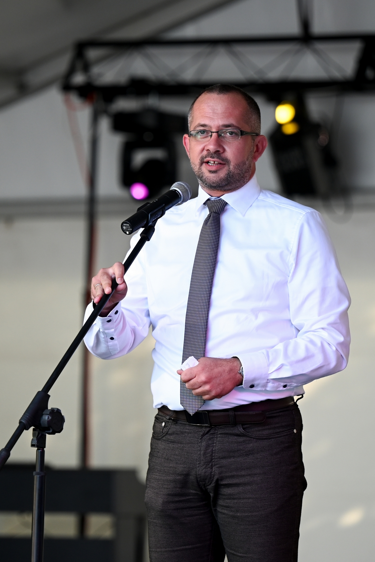 A műsor konferálása