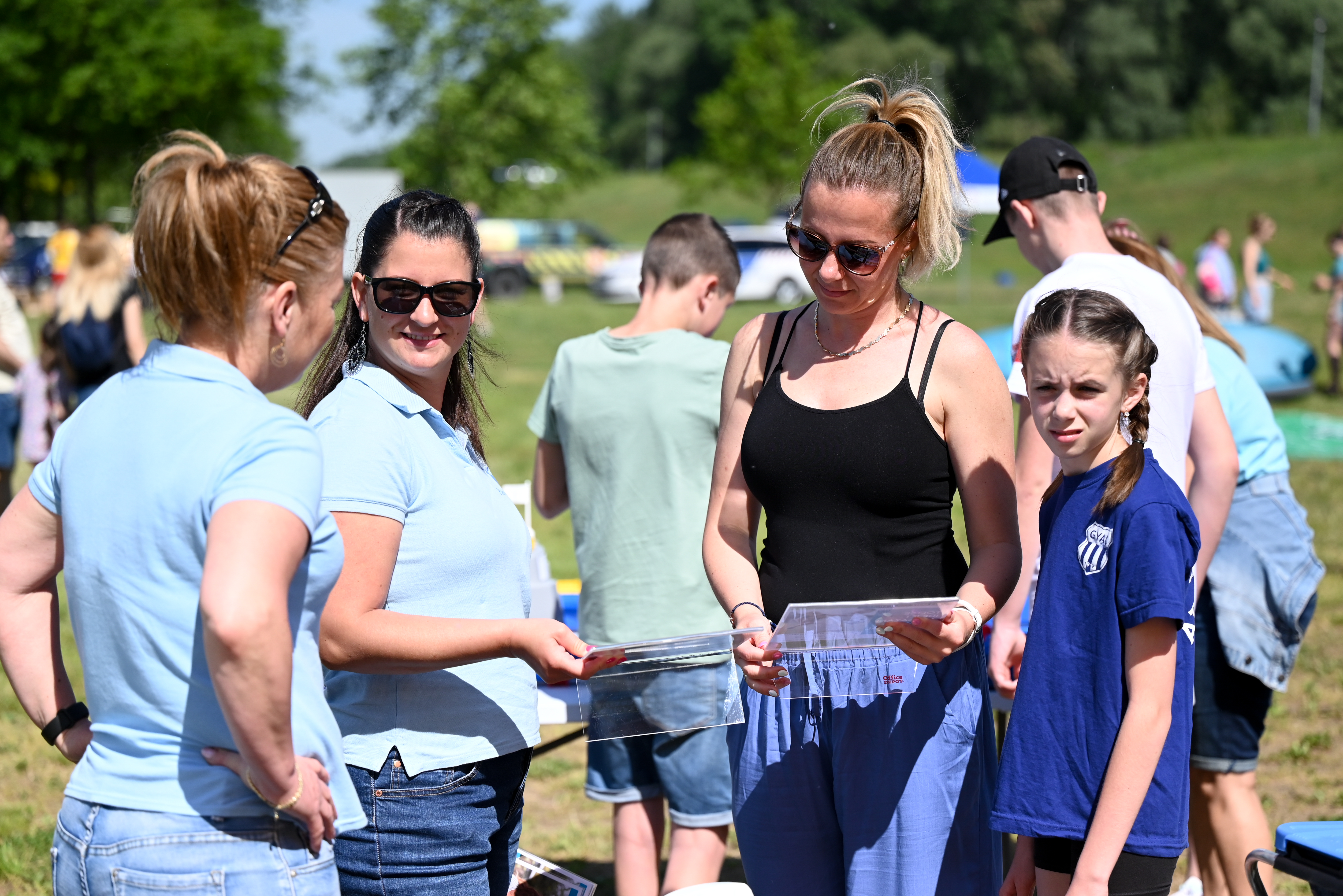 Munkatársaink látogatókkal beszélgetnek