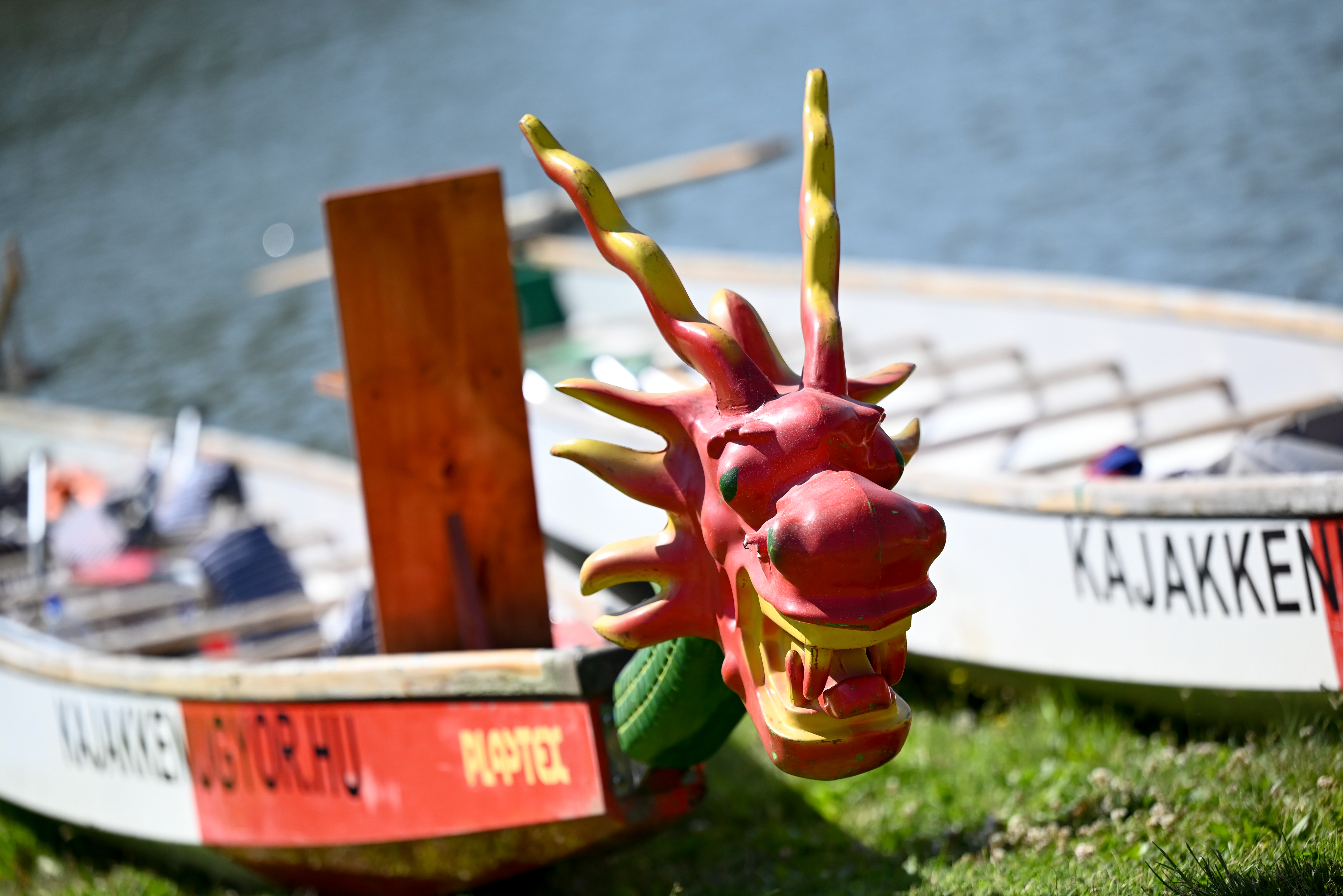 Sárkányhajók a parton