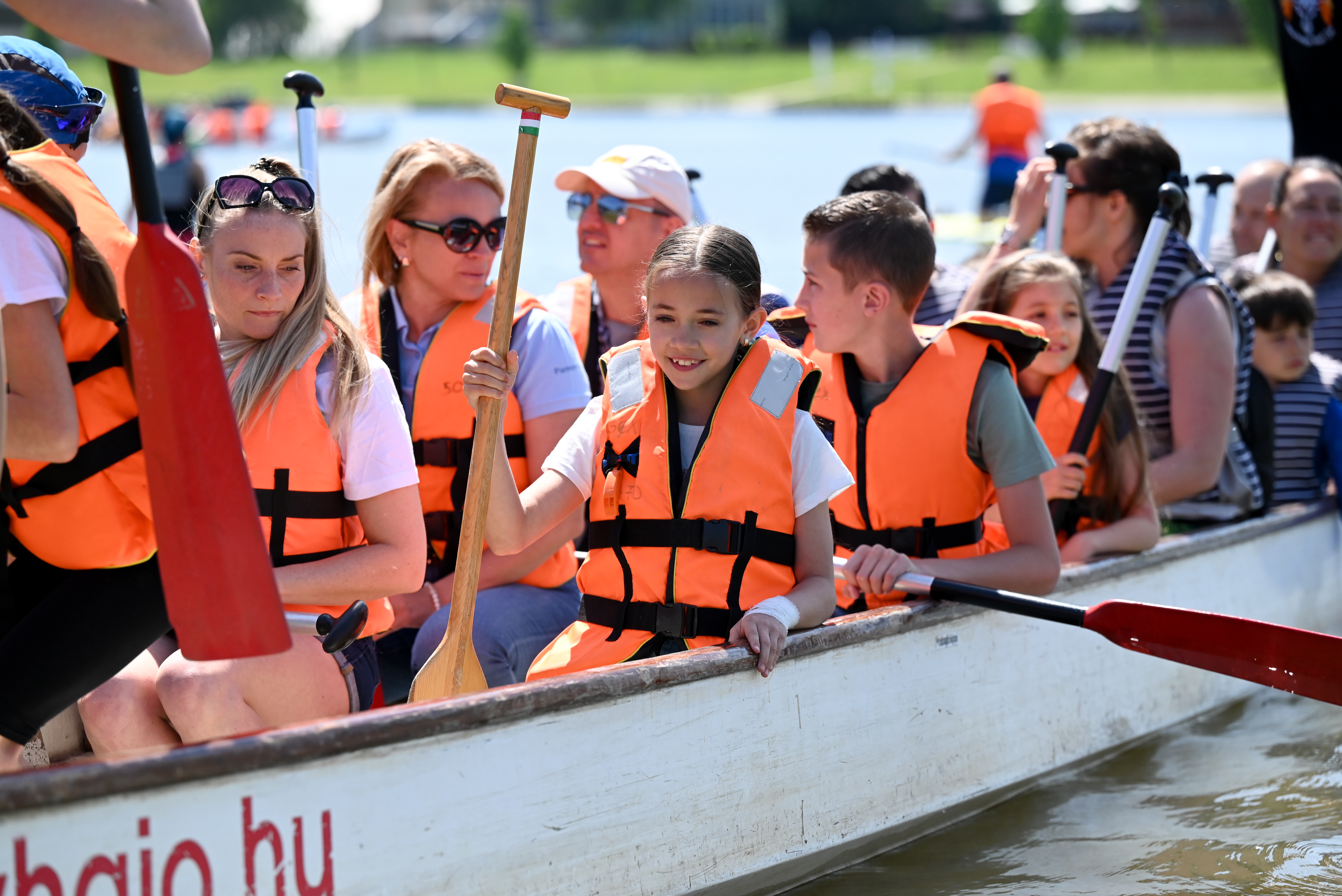 Sárkányhajó és csapata a vizen