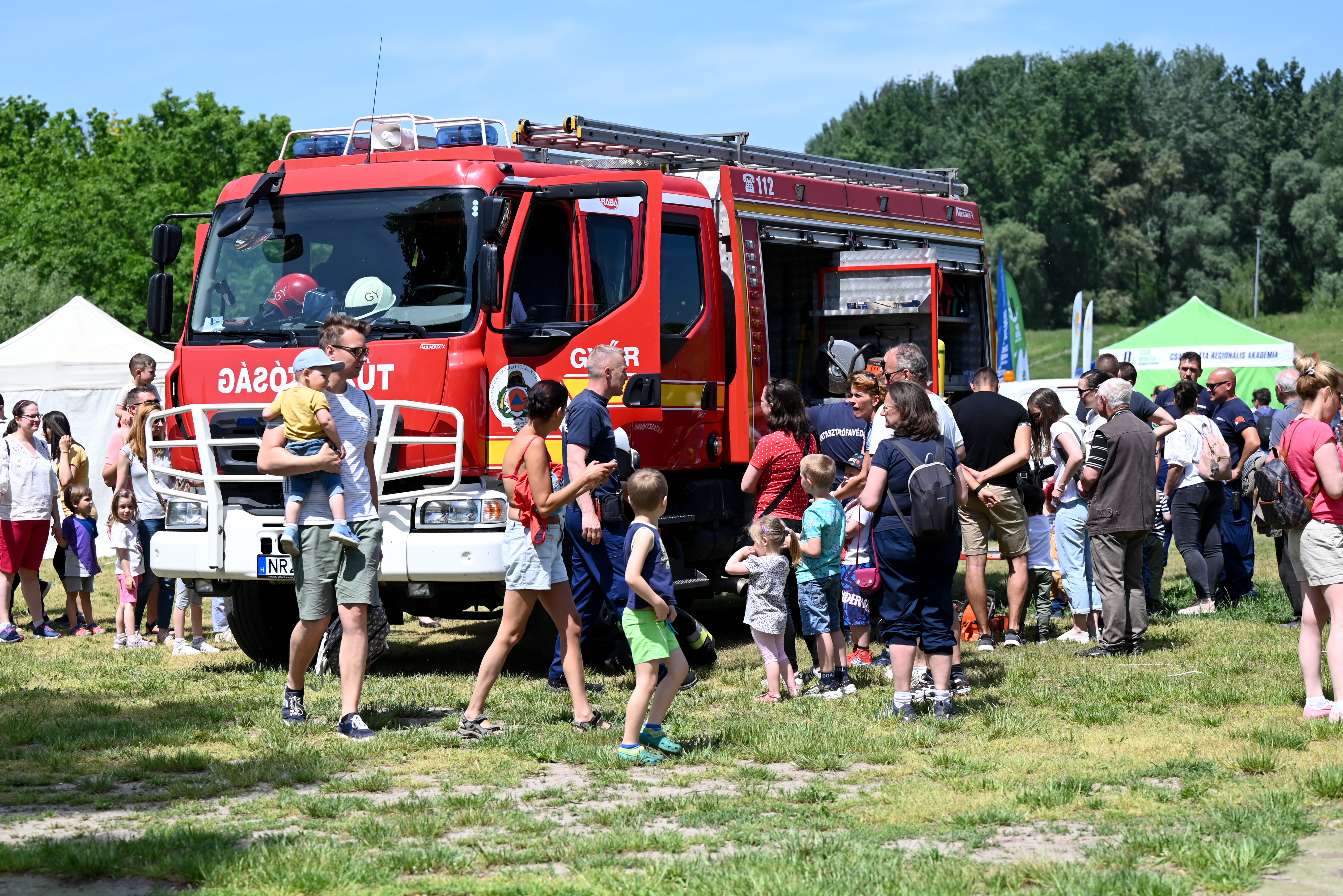 Sok látogató a tűzoltóautónál